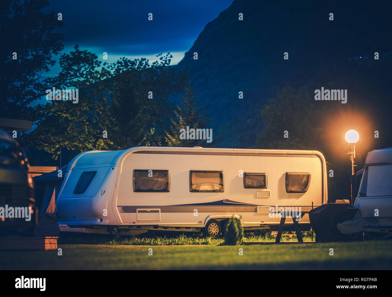 Modernes Reisen Anhänger und den Campingplatz. Ferienhäuser Camping und Rving. Stockfoto