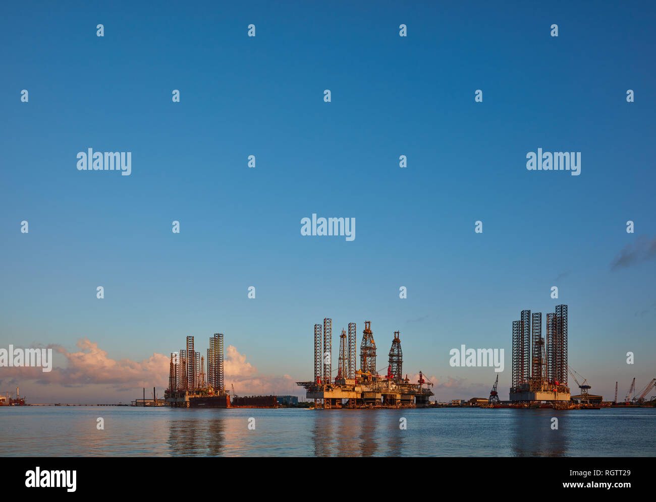 Offshore Öl Bohrinsel Plattformen für den Service im Golf von Mexiko. Stockfoto