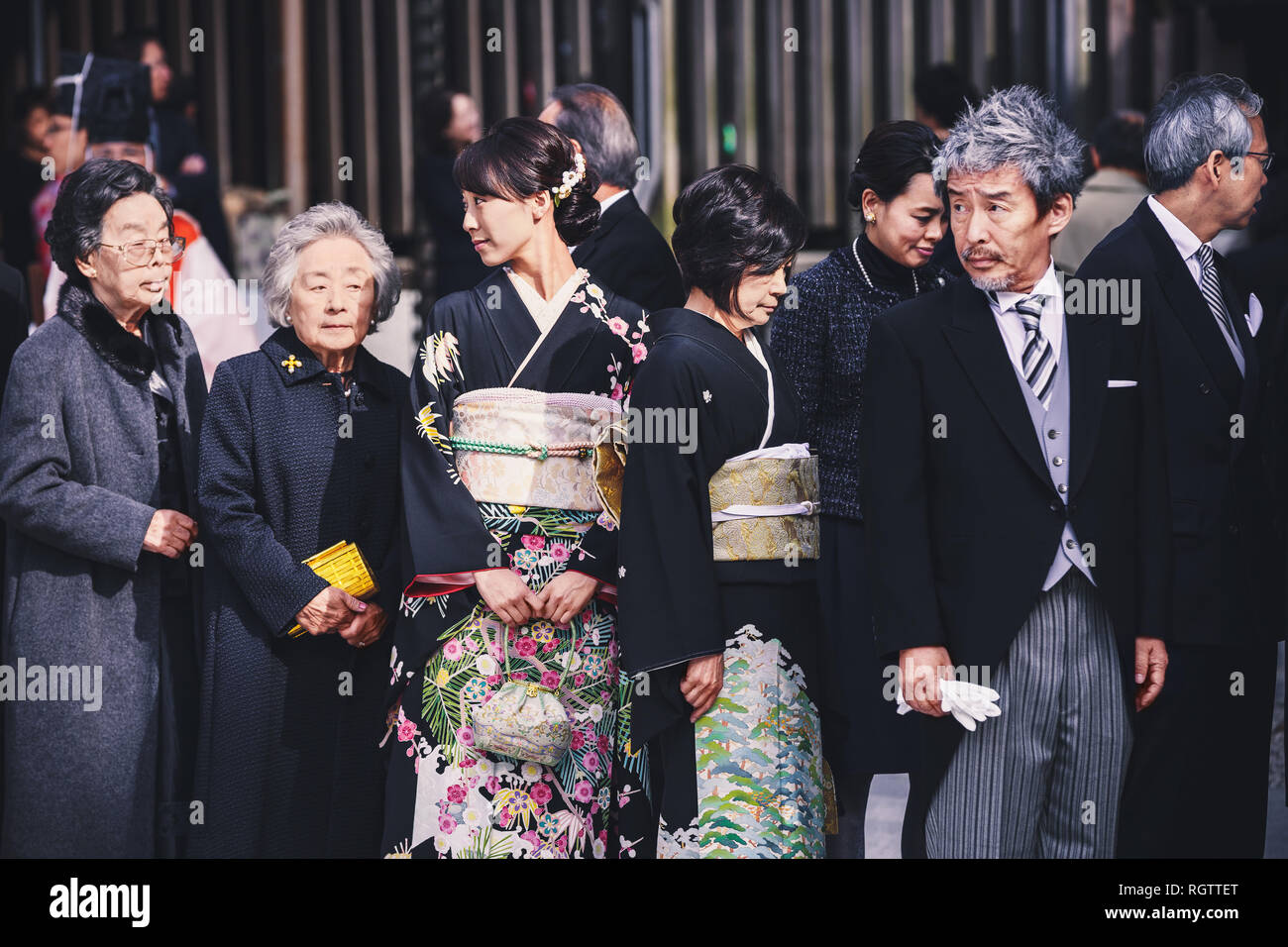 Tokyo, Japan - 18. November 2018: die Gäste während des traditionellen japanischen Hochzeit Zeremonie in der Meiji Jingu (Meiji Schrein). Meiji Schrein ist sehr pop Stockfoto