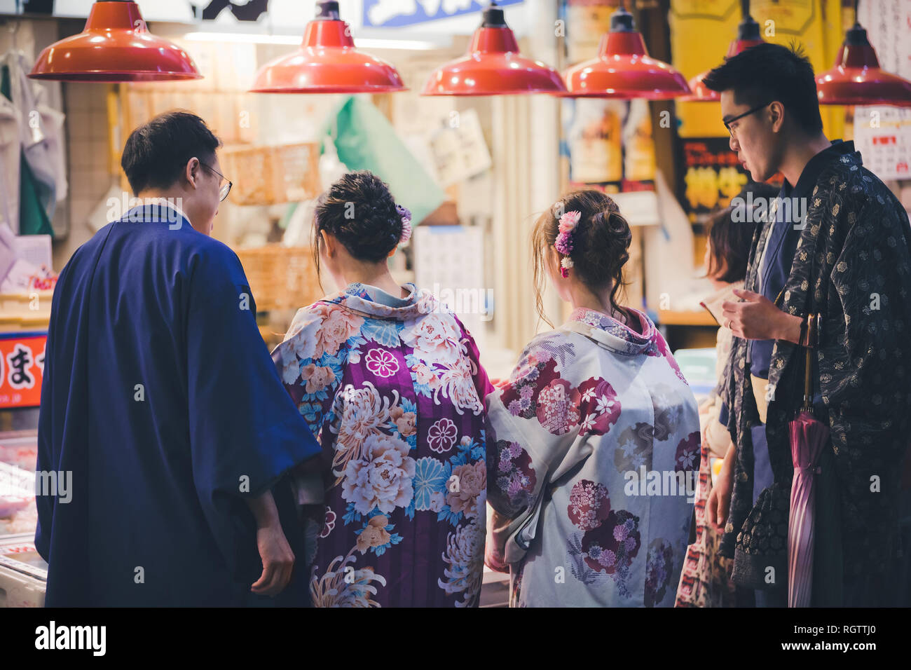 Kanazawa, Japan - 14. November 2018: Zwei japanische Paare im traditionellen Kimono an omicho Ichiba Markt. Omicho Markt ist der größte Kanazawa frische foo Stockfoto