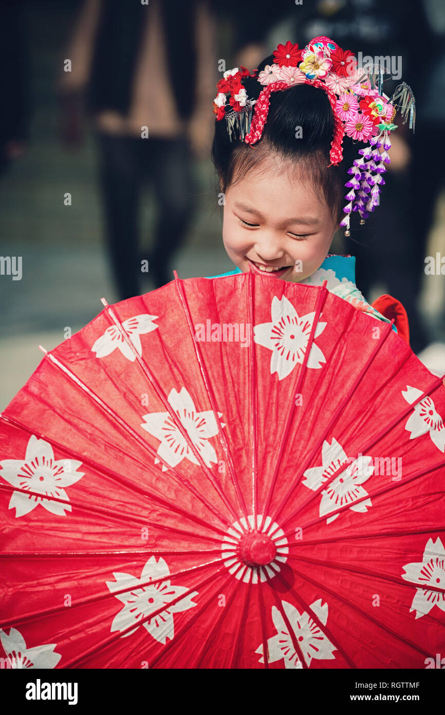 TOKYO, Japan - 28. NOVEMBER 2018: Japanische Mädchen mit Regenschirm posiert während Shichi-Go-San am Meiji Schrein. Shichi-Go-Sun ist das jährliche Festival Tag in Stockfoto