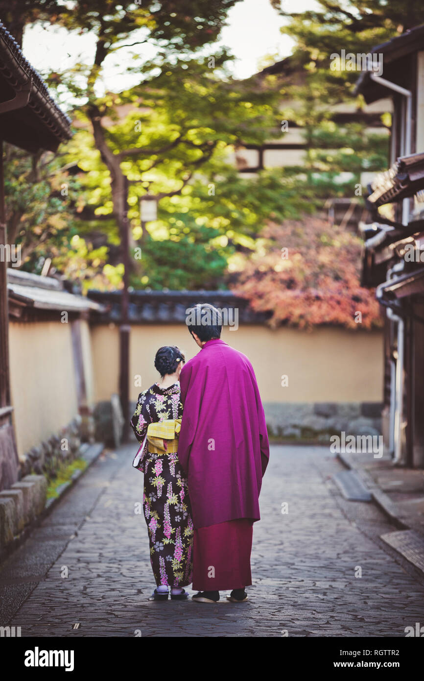 KANAZAWA, Japan - 28. NOVEMBER: japanisches Paar im Kimono wandern im Viertel Nagamachi Samurai. Der Bereich Konserven samurai Residenzen, irdenen Wände, Stockfoto