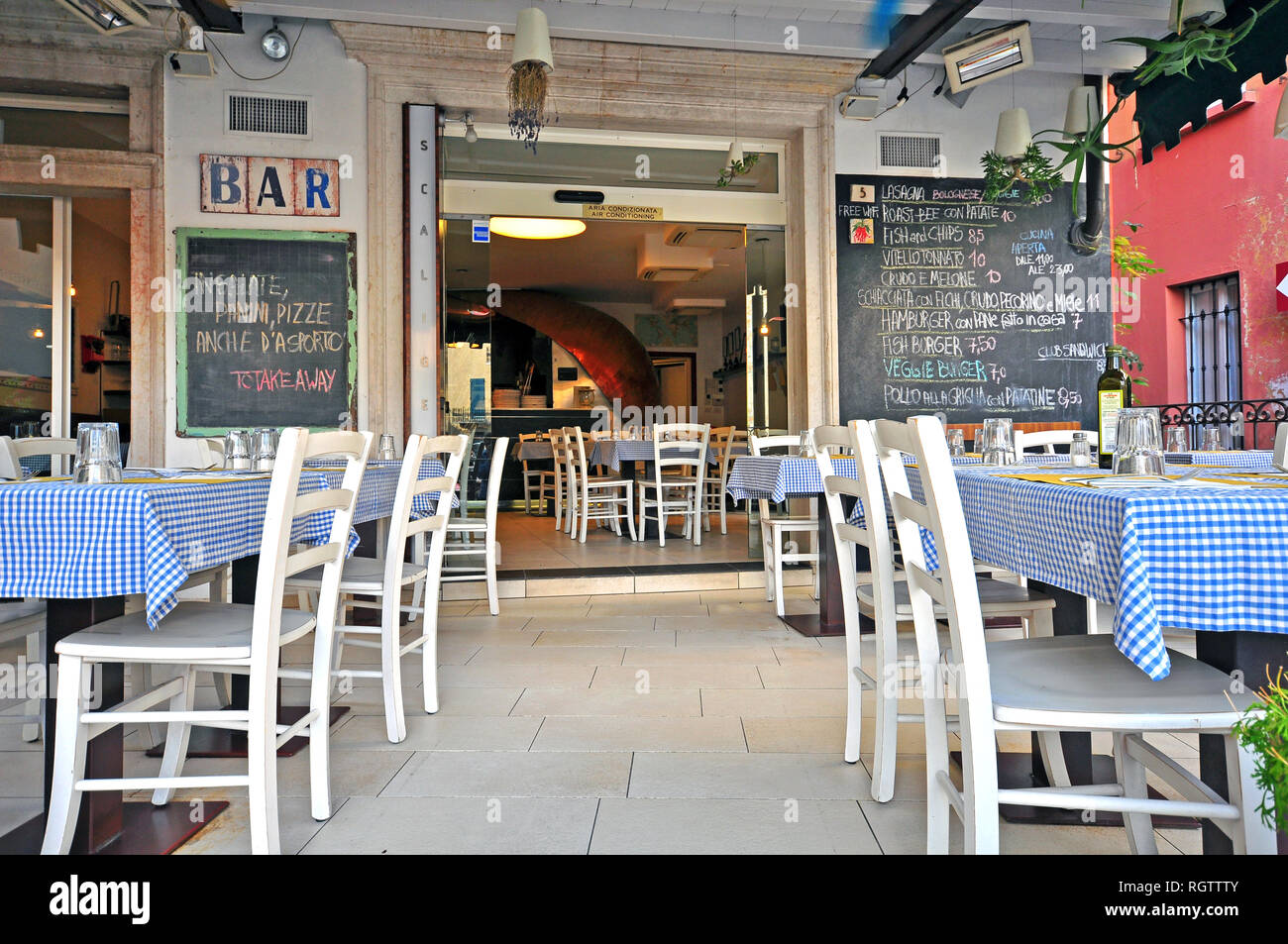 SIRMIONE, ITALIEN - Juli 14: Tische und Stühle von einem italienischen Restaurant in Sirmione, Italien am 14. Juli 2014. Sirmione ist ein Resort am Gardasee im Norden Stockfoto