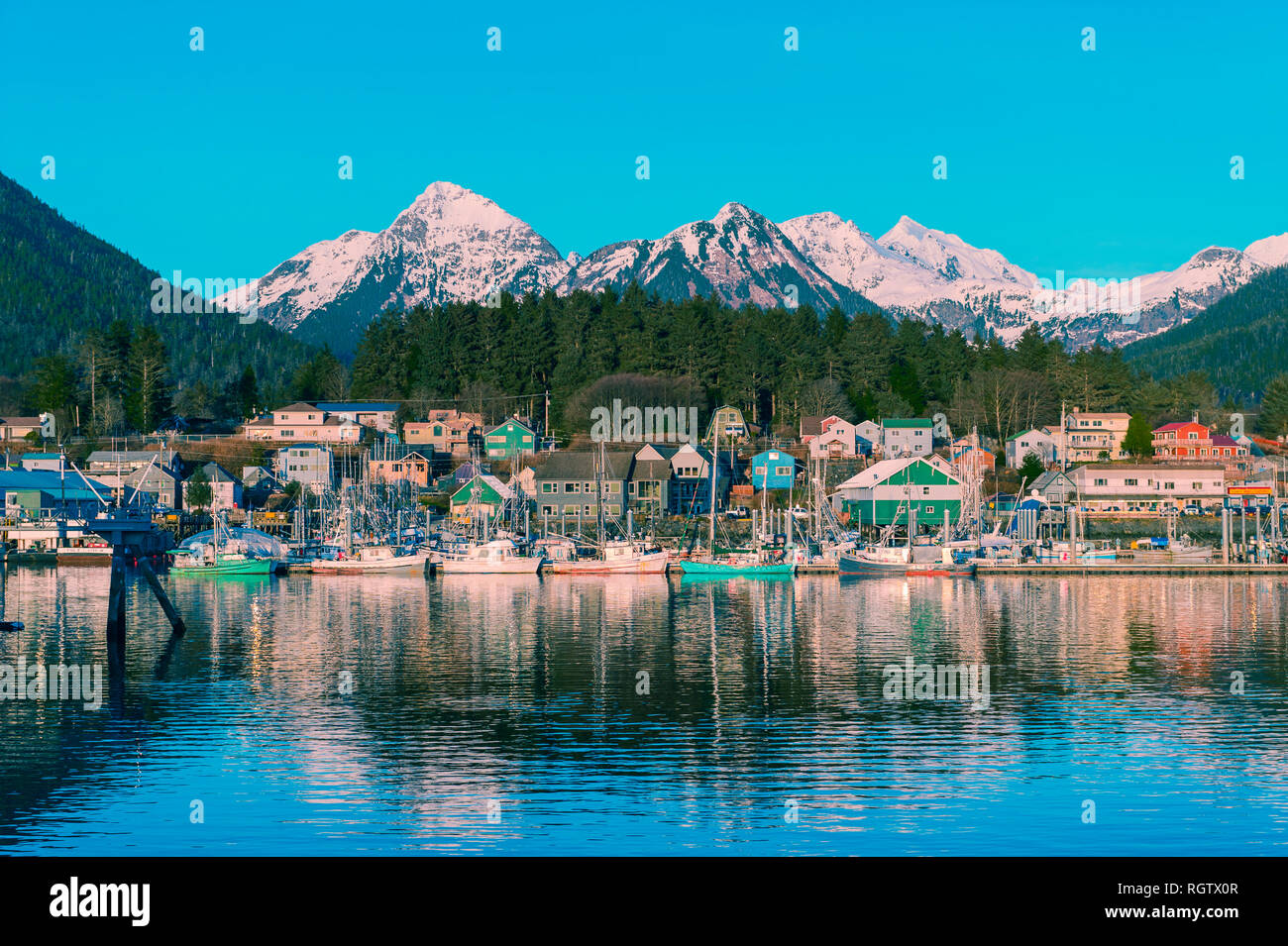 Alaska Native Brotherhood, ANB Harbor und die Sisters Mountains bei Sonnenuntergang, Downtown Sitka, Alaska, USA. Stockfoto