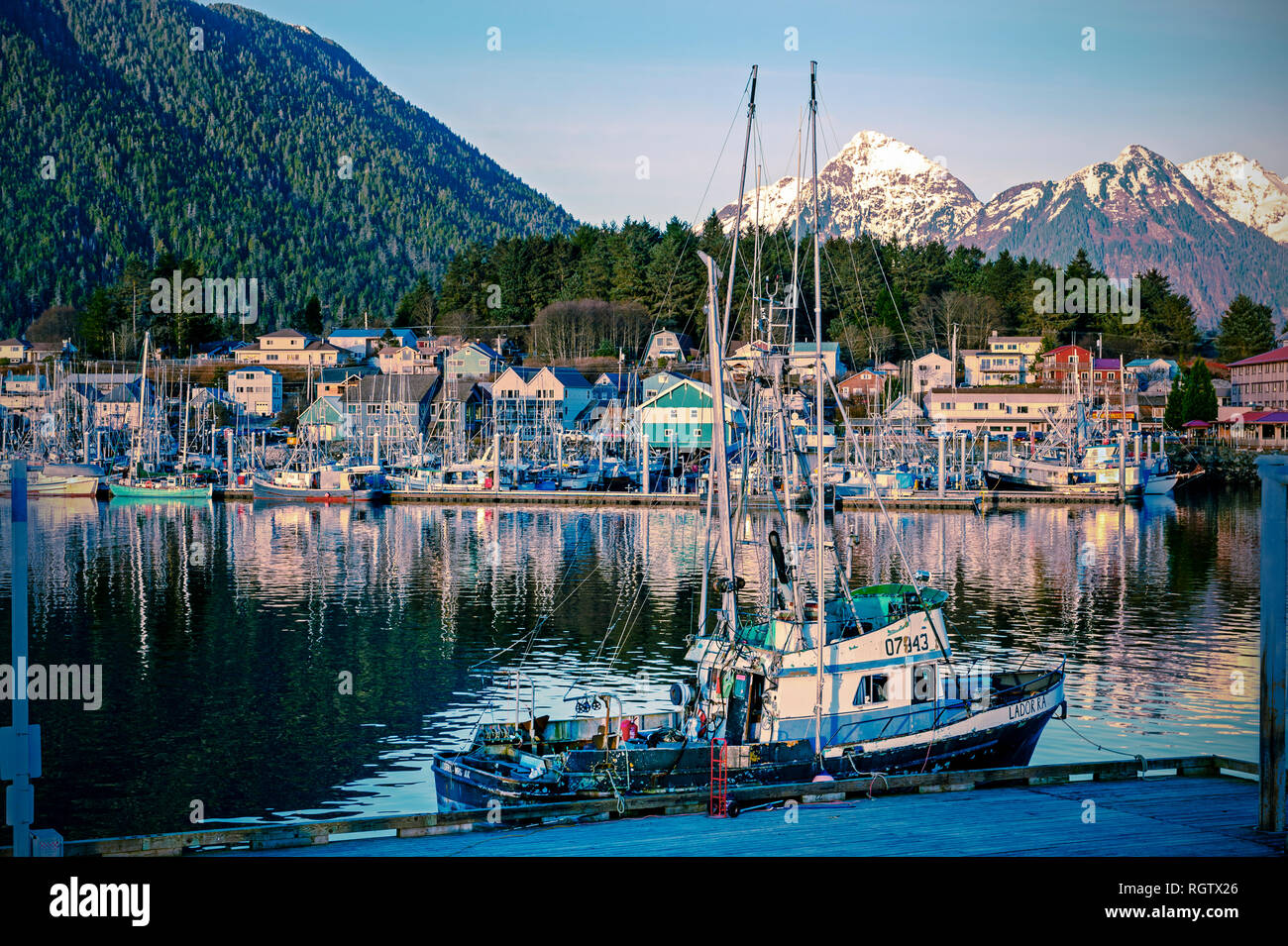 Troller dockte auf der Arbeitsplattform auf der Insel Japonski, Sitka, Alaska, USA. Stockfoto