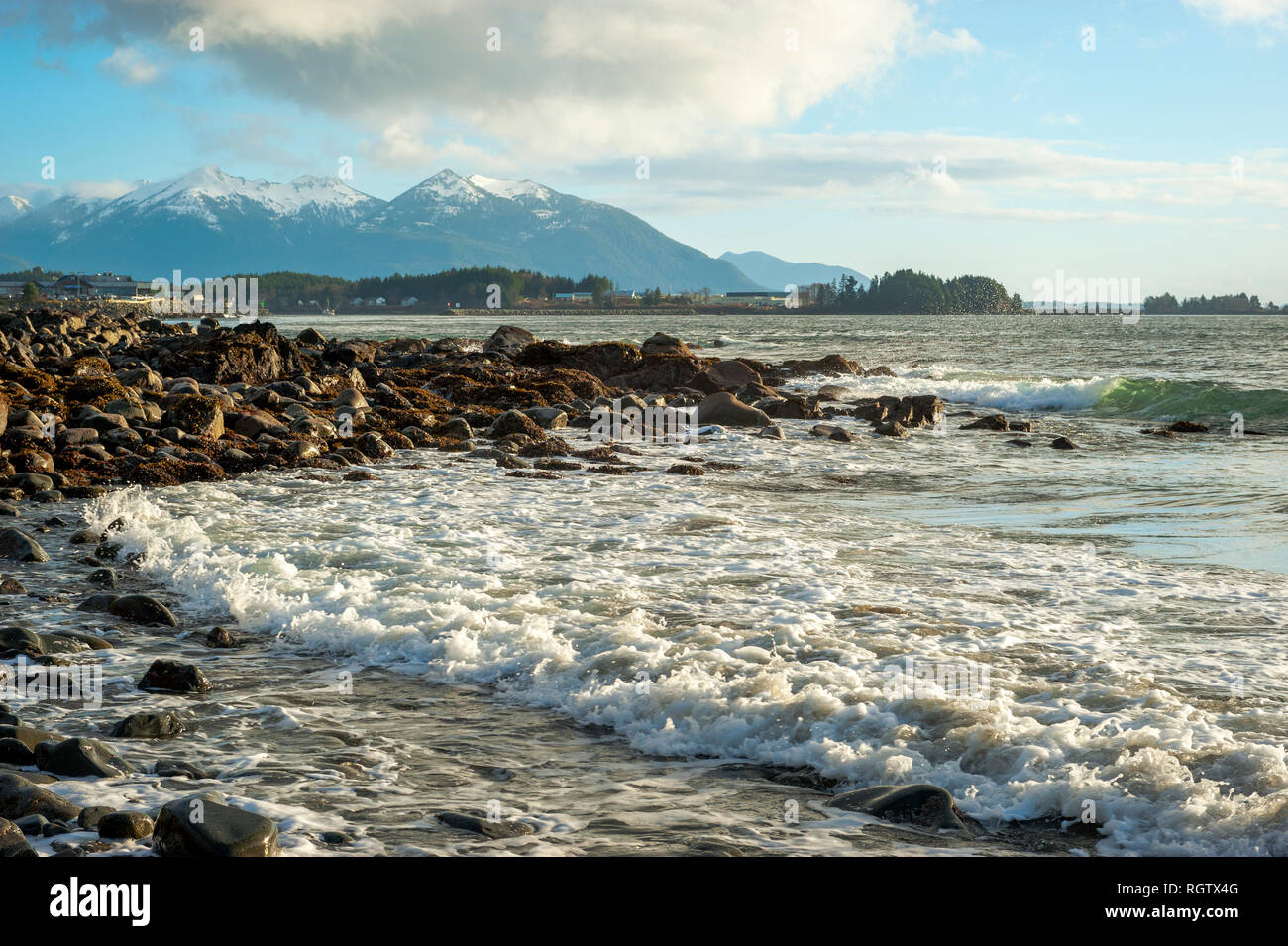 Wellen, die im Sandy Beach Day Use Area, Tongass NF in der Nähe von Sitka, Alaska, USA, zusammenstoßen. Stockfoto