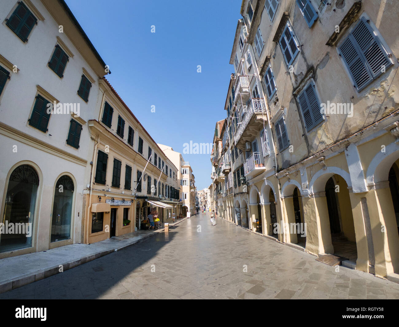 Korfu, Griechenland - 4 September, 2018: Anbieter Schließen der kleinen Läden auf den Straßen der Stadt Korfu während der Mediterrane Siesta am Nachmittag Stockfoto