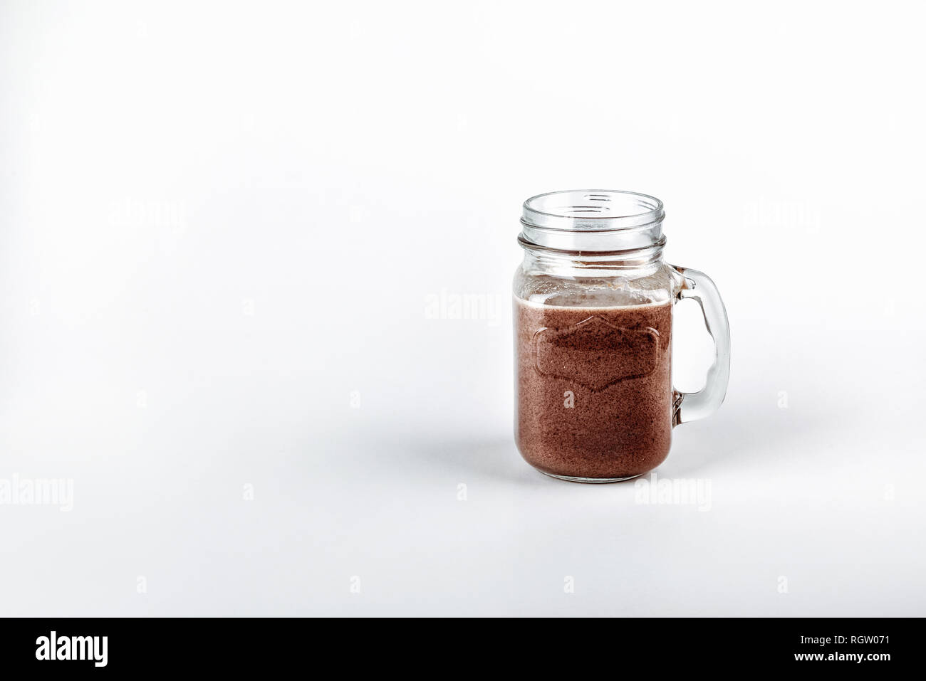 Frische Protein Shake, Milch mit Kakao in einem Glas auf weißem Hintergrund Stockfoto