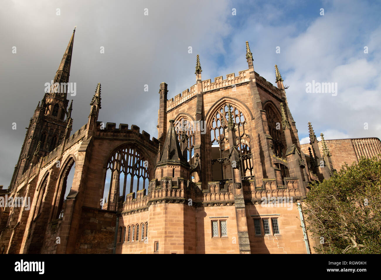 Die Ruinen der alten Kathedrale von Coventry, die während des Zweiten Weltkriegs bombardiert wurde Stockfoto