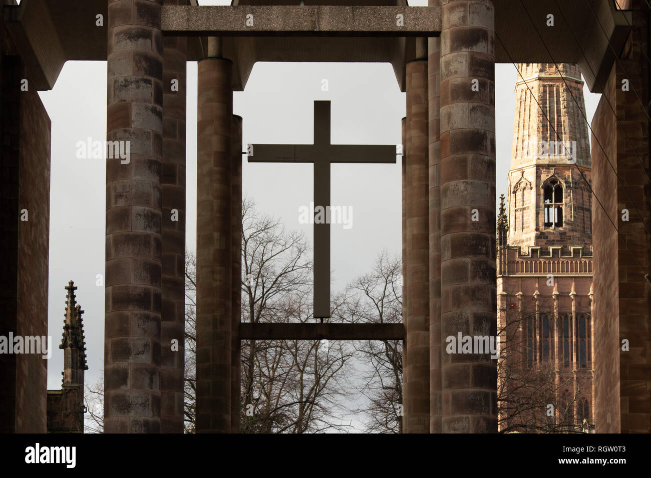 Das Kreuz ausgesetzt zwischen der alten und der neuen Kathedrale von Coventry in Coventry City Centre Stockfoto