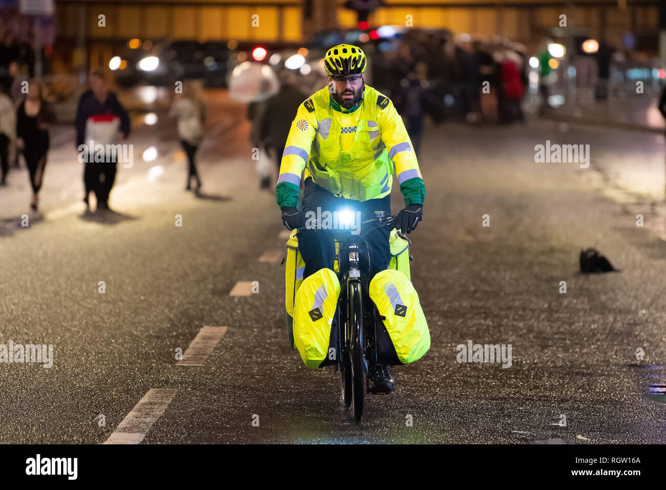 Ein Krankenwagen First Responder Fahrten mit dem Fahrrad durch Cardiff in der Nacht in Cardiff, Wales, UK. Stockfoto