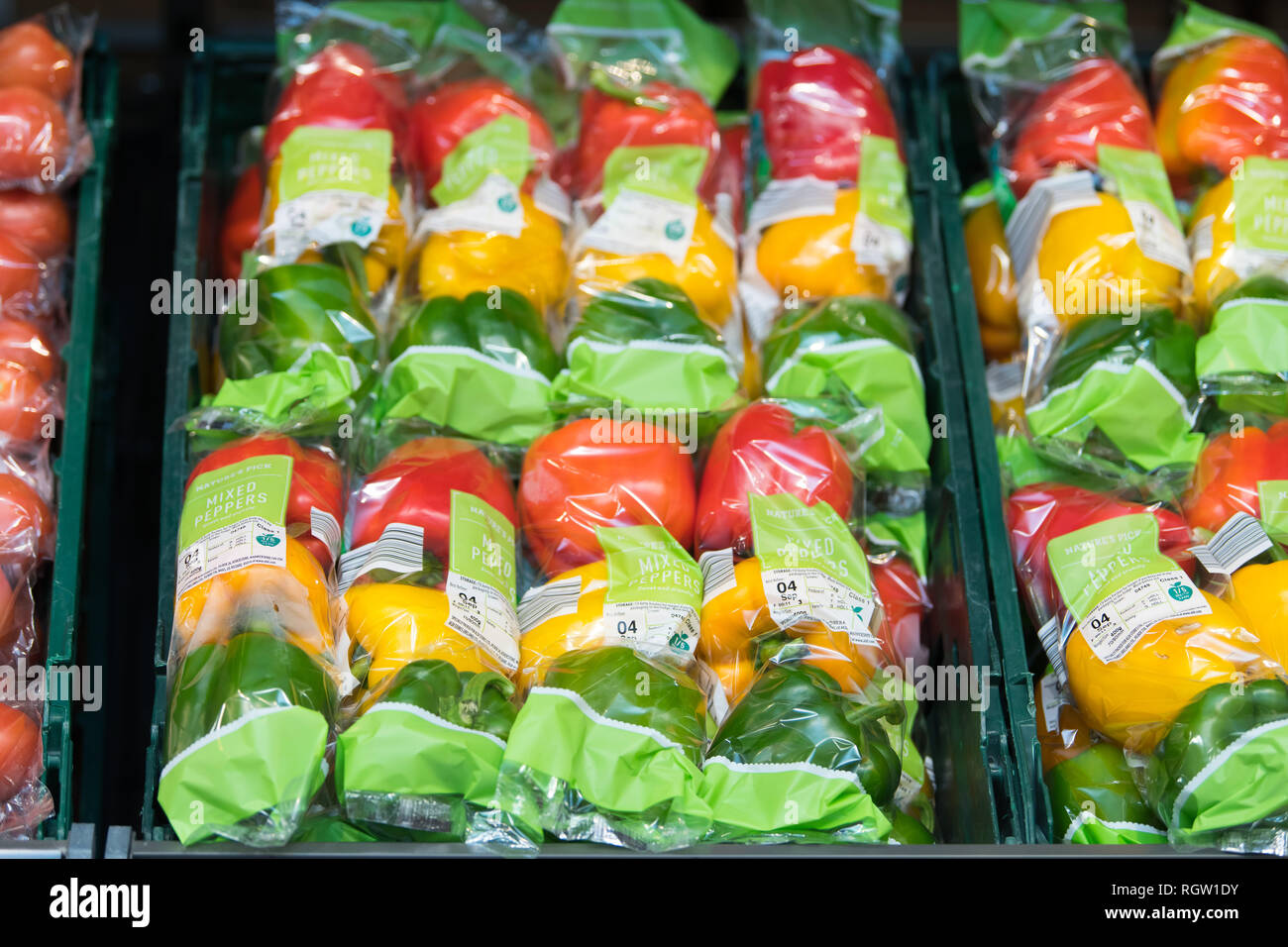 Rote, gelbe und grüne Paprika auf Verkauf in einem Supermarkt in Großbritannien. Stockfoto