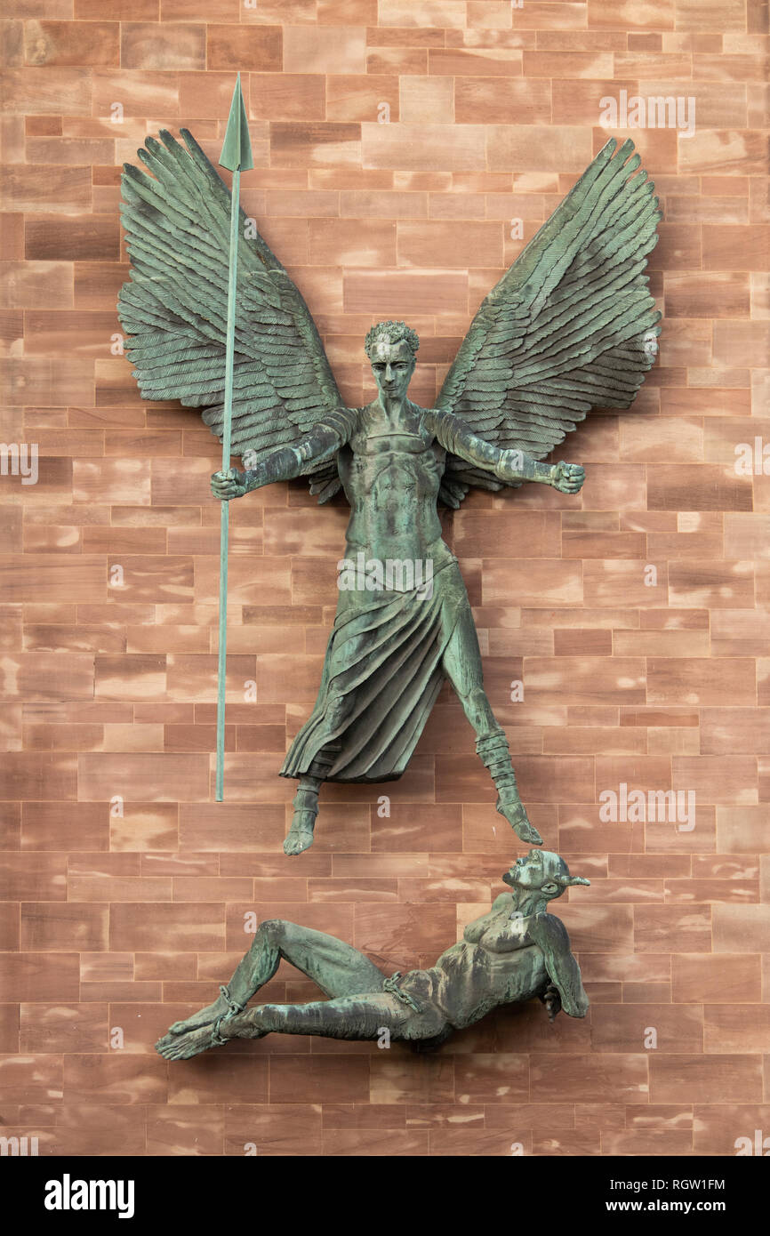 St Michael's Sieg über den Teufel ist diese Statue von Sir Jacob Epstein, auf der Seite der neuen Kathedrale von Coventry montiert dargestellt. Stockfoto