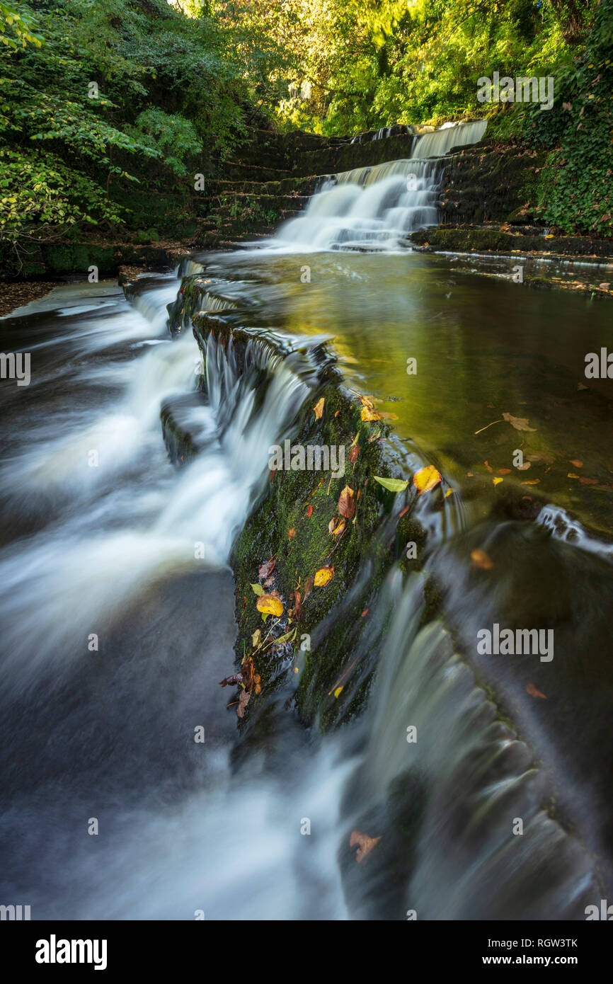 Herbst Wasserfall an der Dunneill Fluss, Dromore West, County Sligo, Irland. Stockfoto