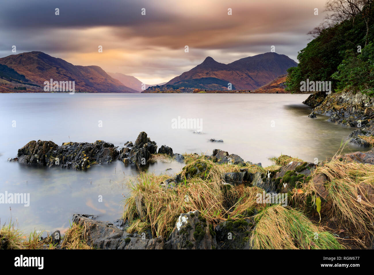 Loch Leven in Schottland mit dem Brei von Glencoe in der Ferne. Stockfoto