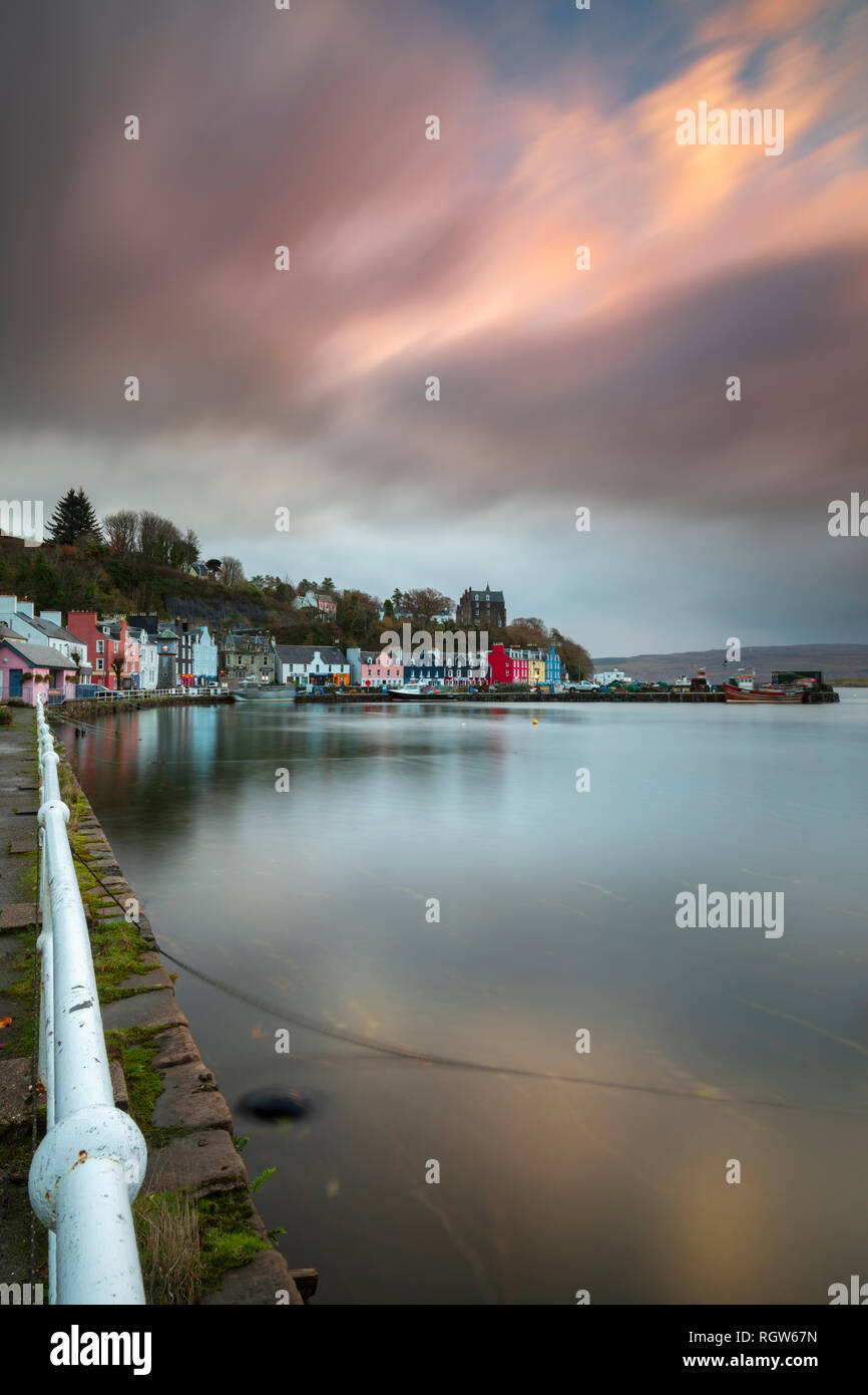 Tobermory Hafen bei Sonnenaufgang eingefangen. Stockfoto
