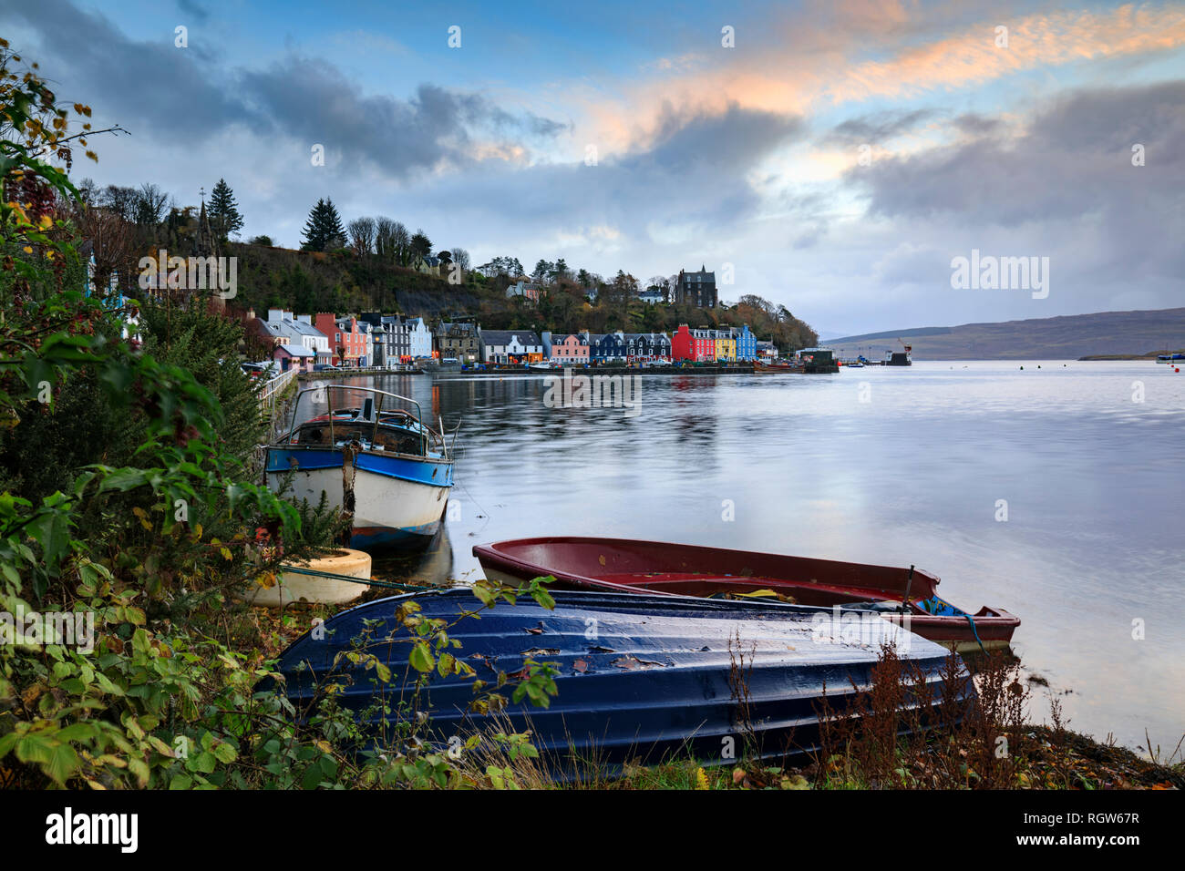 Tobermory Hafen bei Sonnenaufgang eingefangen. Stockfoto