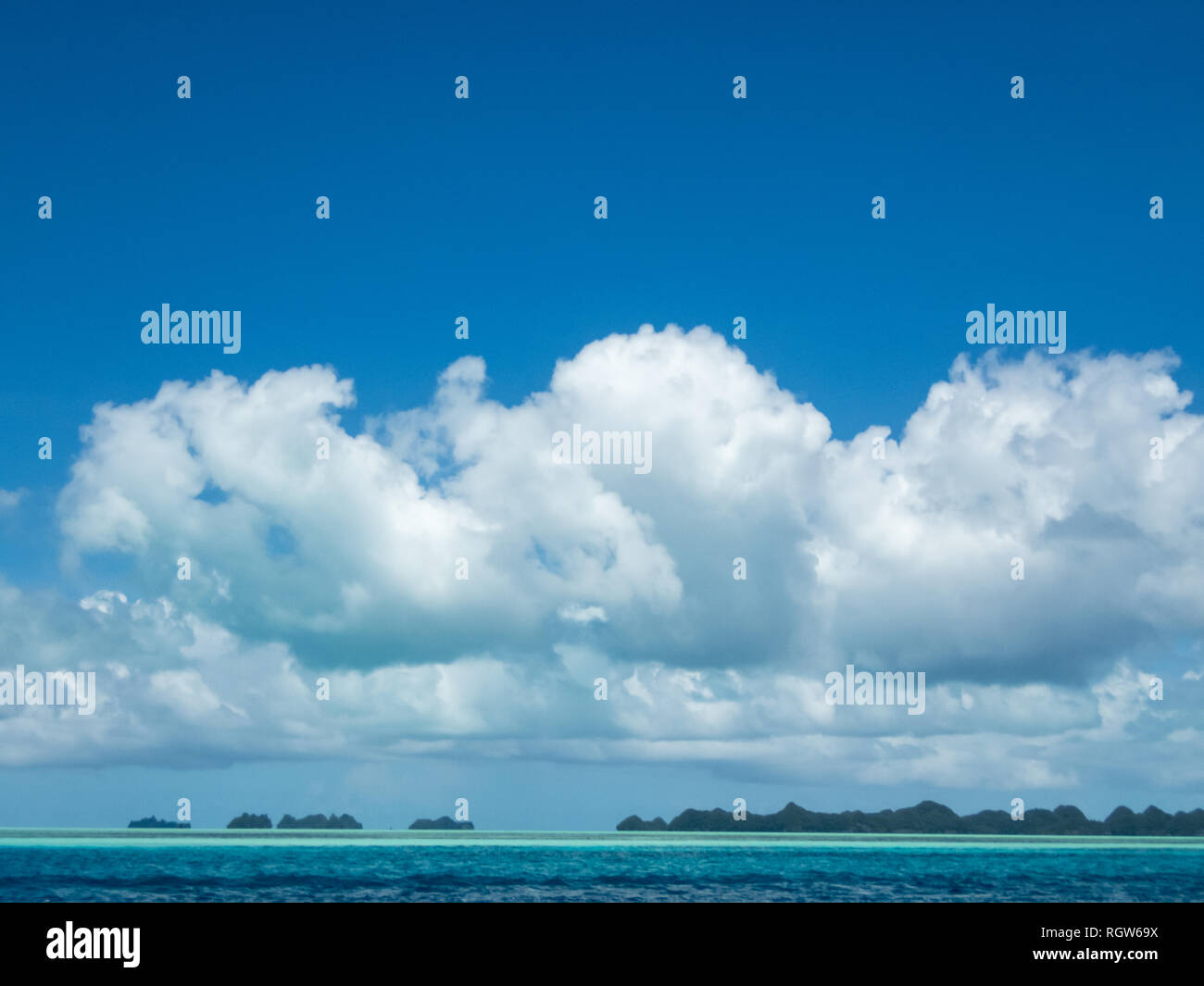 Schöne Wasserlandschaft der kleinen südpazifischen Inseln von Palau an einem sonnigen Tag Stockfoto