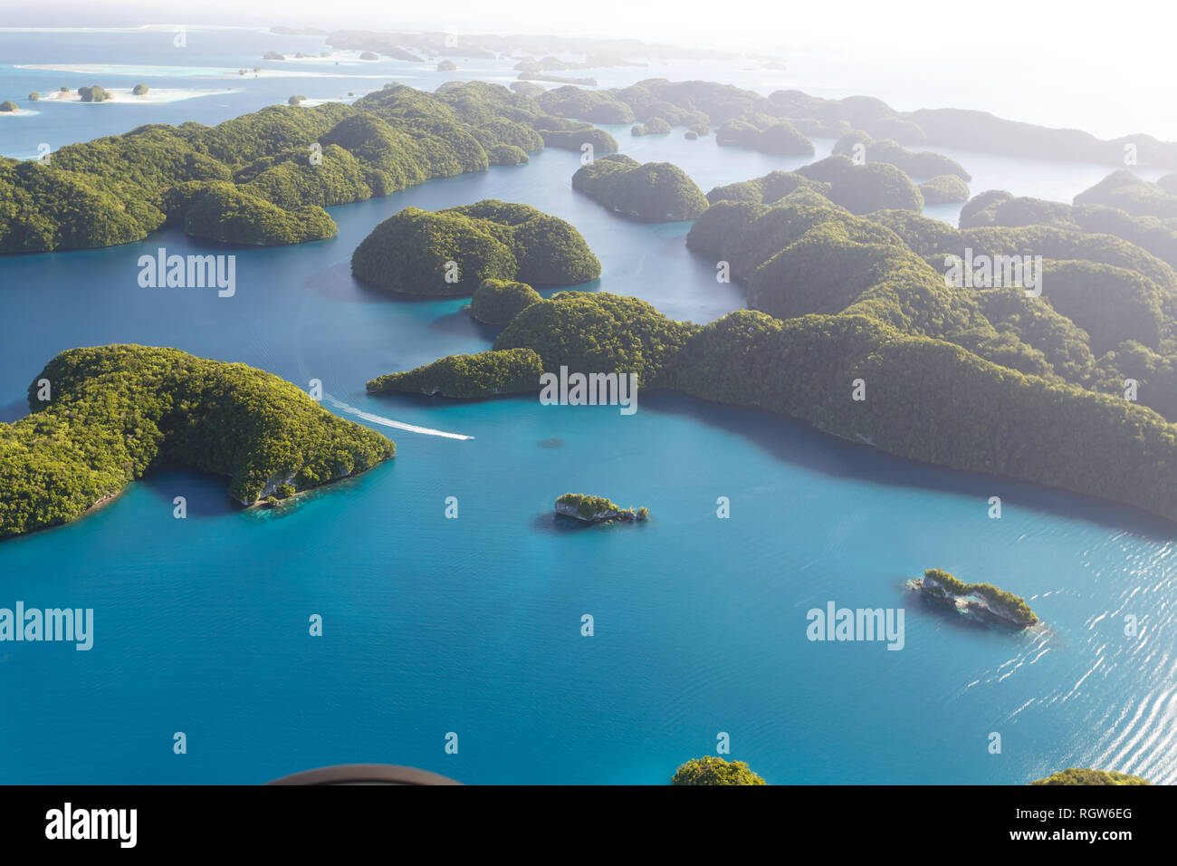 Luftaufnahme von großen Yacht Segeln rund um kleine, tropische Inseln in Palau Stockfoto