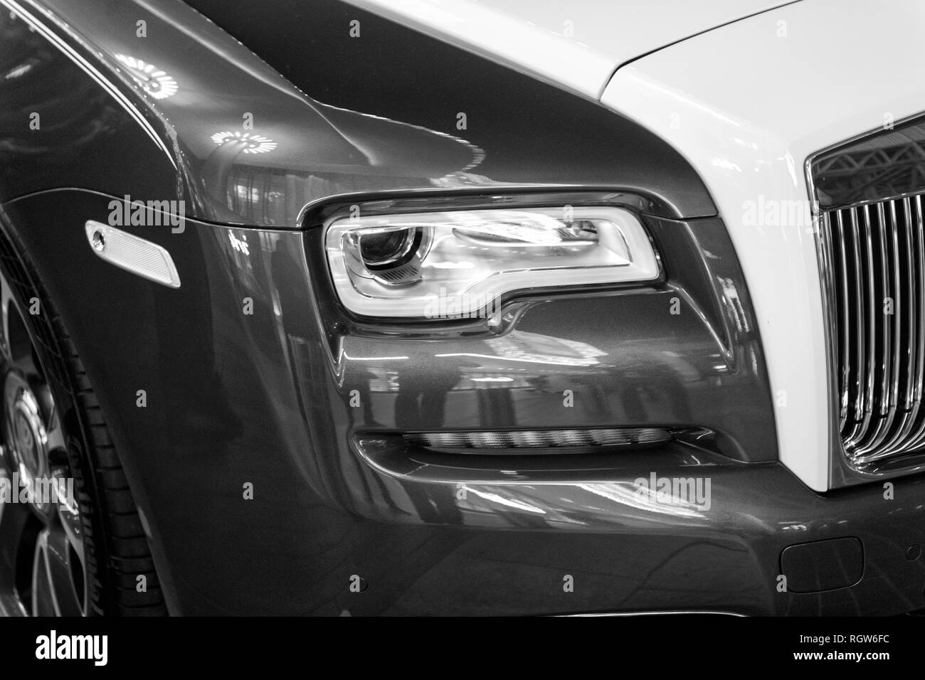 DUBAI, VAE - Dezember 23, 2017: Luxury Car Rolls Royce Wraith neben der Dubai Mall. Rolls Royce ist berühmt teurer Luxus automobile Marke Car Stockfoto