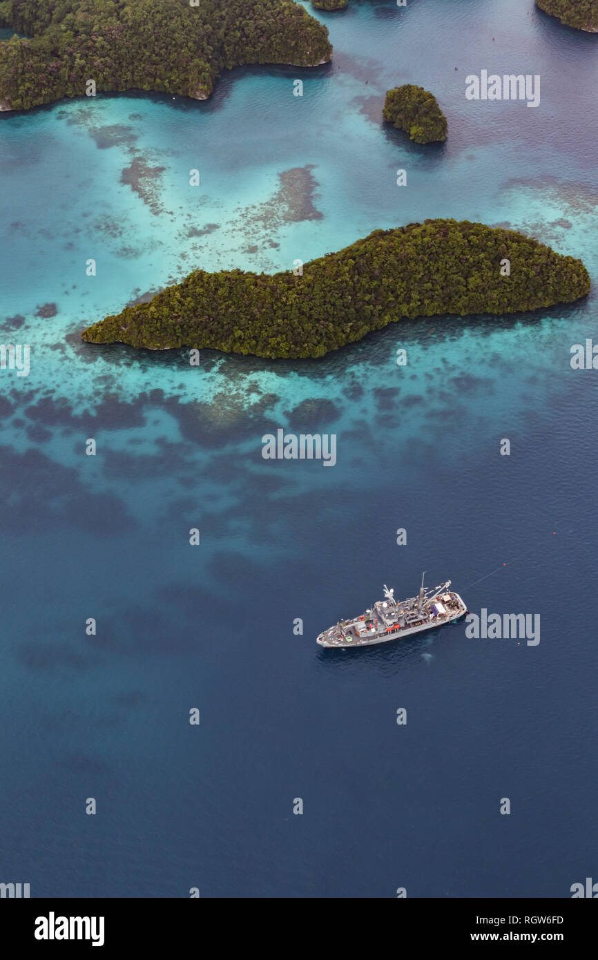 Luftaufnahme von großen Yacht Touren rund um kleine, tropische Inseln in Palau Stockfoto