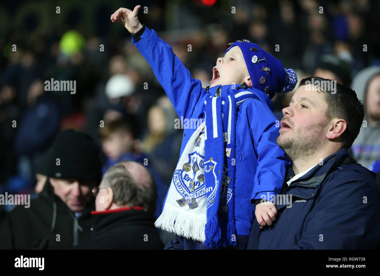 Eine junge Everton Ventilator in den Ständen zeigt seine Unterstützung während der Premier League Match am John Smith's Stadion, Huddersfield. PRESS ASSOCIATION Foto. Bild Datum: Dienstag, Januar 29, 2019. Siehe PA-Geschichte Fußball Huddersfield. Photo Credit: Nigel Französisch/PA-Kabel. Einschränkungen: EDITORIAL NUR VERWENDEN Keine Verwendung mit nicht autorisierten Audio-, Video-, Daten-, Spielpläne, Verein/liga Logos oder "live" Dienstleistungen. On-line-in-Match mit 120 Bildern beschränkt, kein Video-Emulation. Keine Verwendung in Wetten, Spiele oder einzelne Verein/Liga/player Publikationen Stockfoto