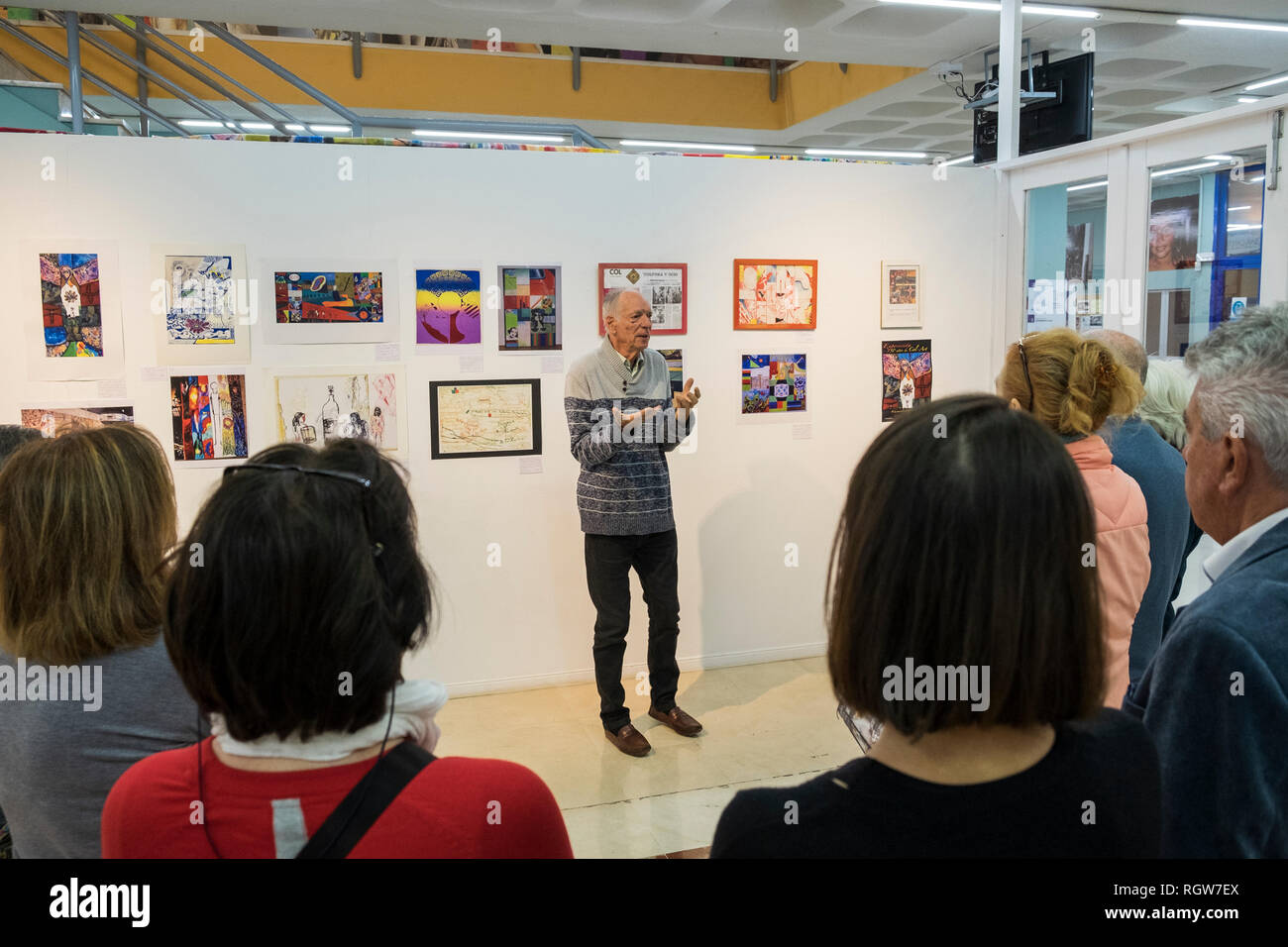 Marc Kuhn Sprechen über die Kunstwerke bei der Eröffnung der Ausstellung "50 Jahre Col Kunst' in der Adeje Cultural Centre, 11. Januar 2019. Teneriffa, Stockfoto