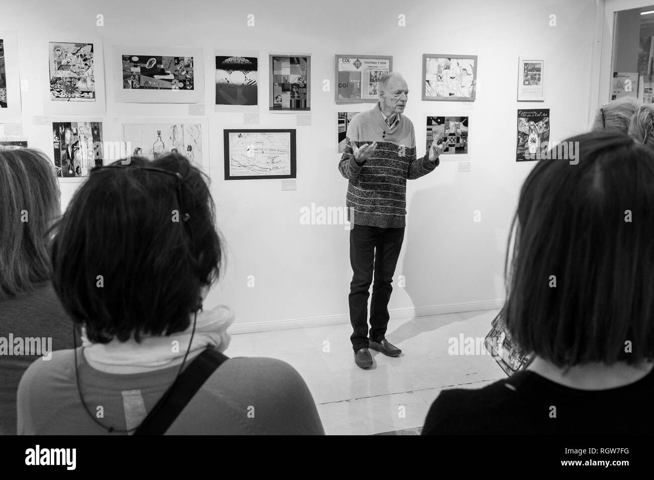 Marc Kuhn Sprechen über die Kunstwerke bei der Eröffnung der Ausstellung "50 Jahre Col Kunst' in der Adeje Cultural Centre, 11. Januar 2019. Teneriffa, Stockfoto