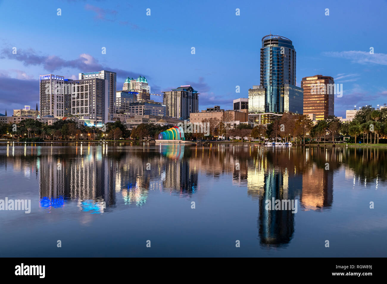 Skyline der Stadt und den Lake Eola, Orlando, Florida, USA. Stockfoto