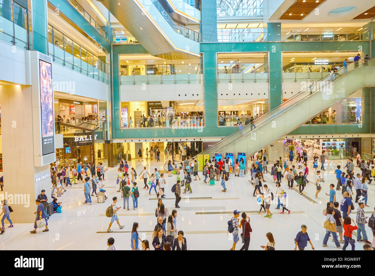 Hongkong - ca. November 2016: inside New Town Plaza Shopping Mall in Hongkong. New Town Plaza ist ein Einkaufszentrum in der Innenstadt von Sha Tin in Stockfoto