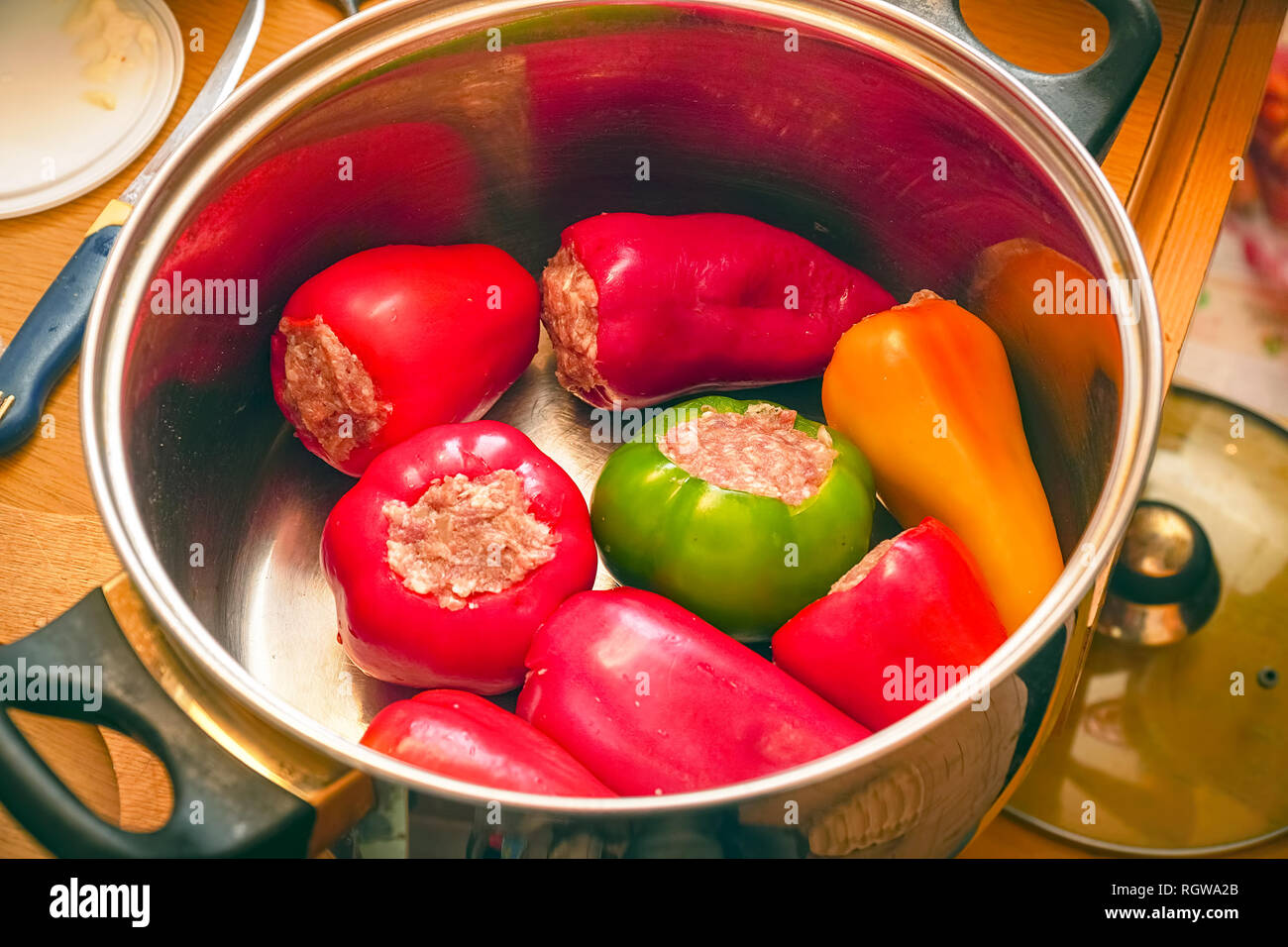 Mit Hackfleisch gefüllte Paprika in einer Pfanne Stockfoto