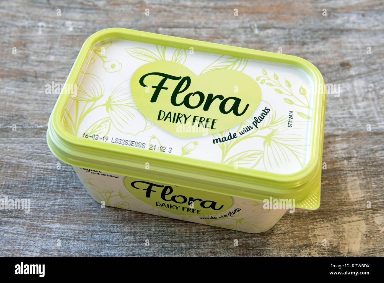 Flora ohne Milchprodukte vegane Margarine in der Wanne auf Holz- Fach. Stockfoto