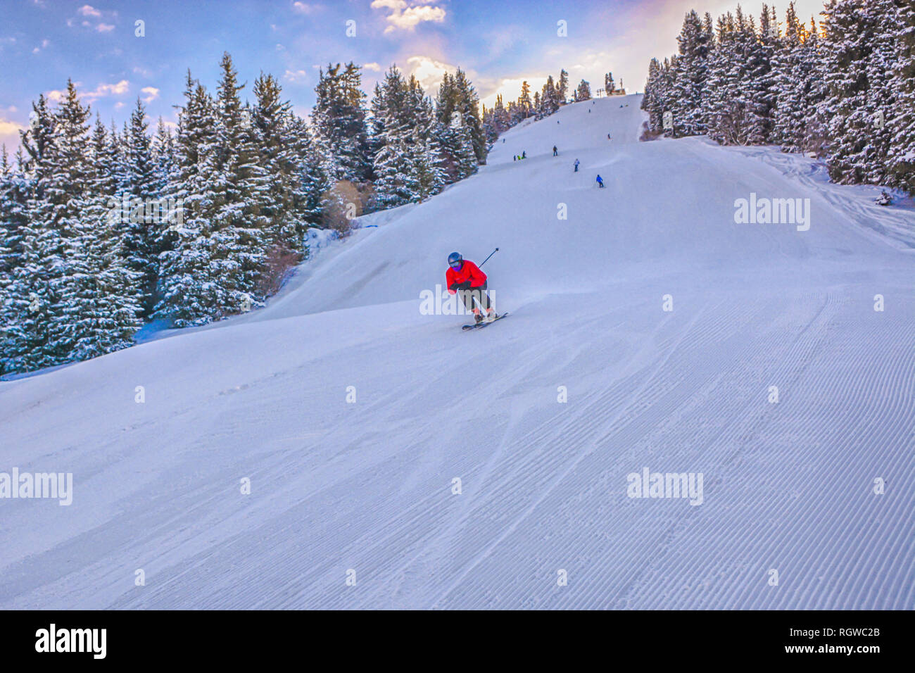 Skifahrer auf der Piste im Karakol Berge. Schönen sonnigen Tag Ski Nahaufnahme. Stockfoto