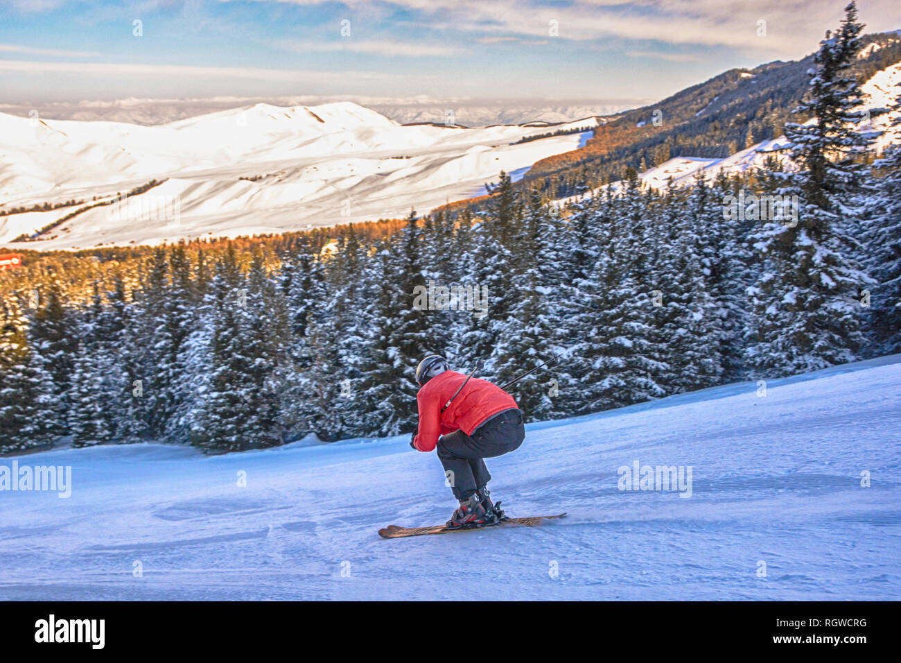 Skifahrer auf der Piste im Karakol Berge. Schönen sonnigen Tag Ski Nahaufnahme. Stockfoto