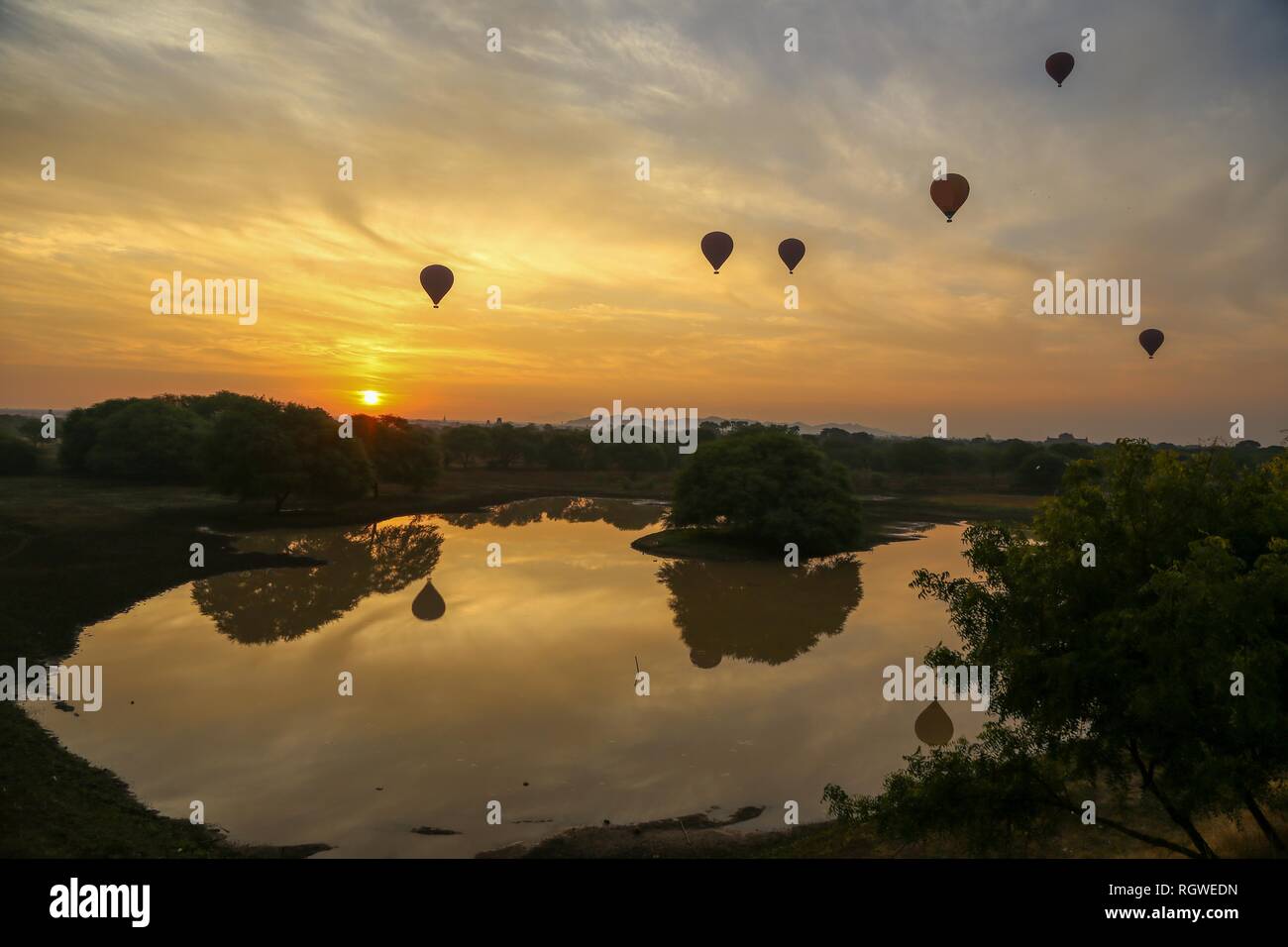 Heißluftballons auf die Tempel. Bagan Myanmar Stockfoto