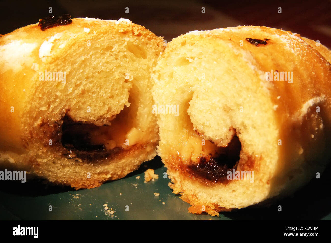 Konfitüre gefüllt Croissant. Hausgemachte Croissants. Hausgemachte Marmelade und Sahne croissant gefüllt. Stockfoto