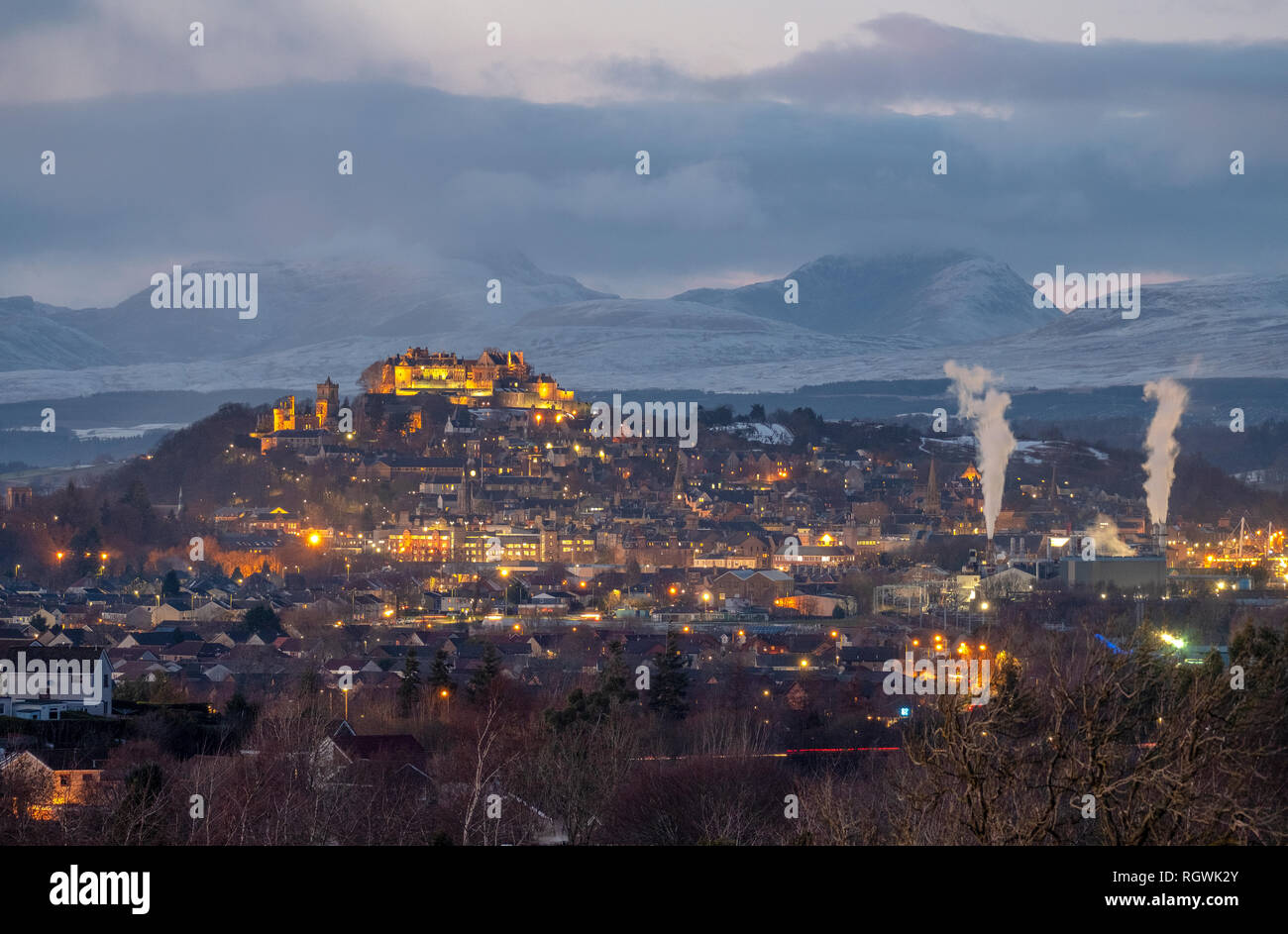 Stirling Castle und Stadt Stirling bei Dämmerung mit dem schneebedeckten Berg (Stuc eine Chroin) im Abstand Stockfoto