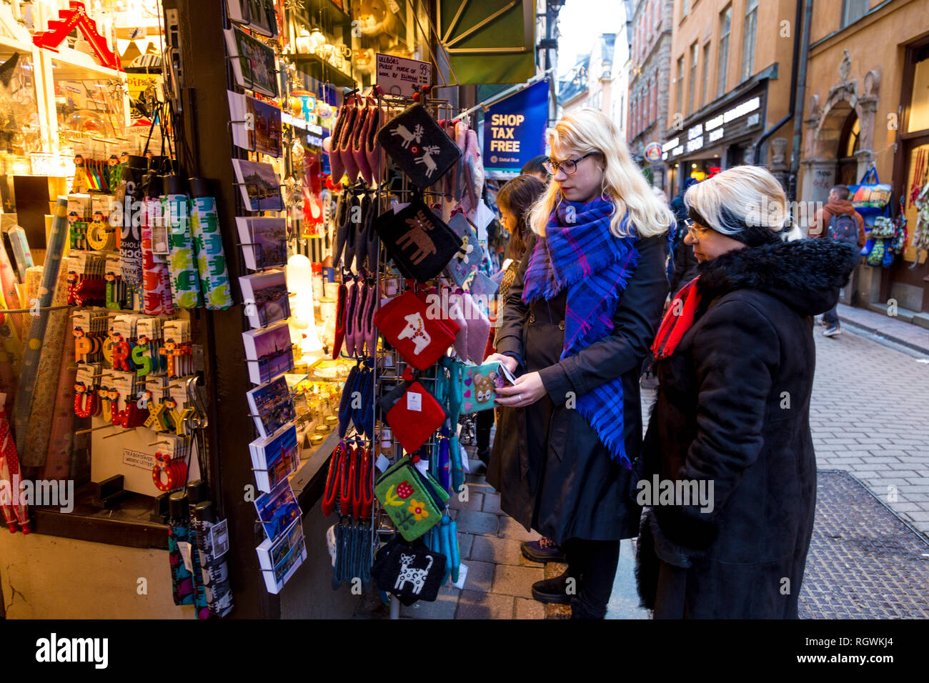 Touristen Einkaufsmöglichkeiten für Souvenirs in der Gamla Stan (Altstadt), Stockholm, Schweden Stockfoto
