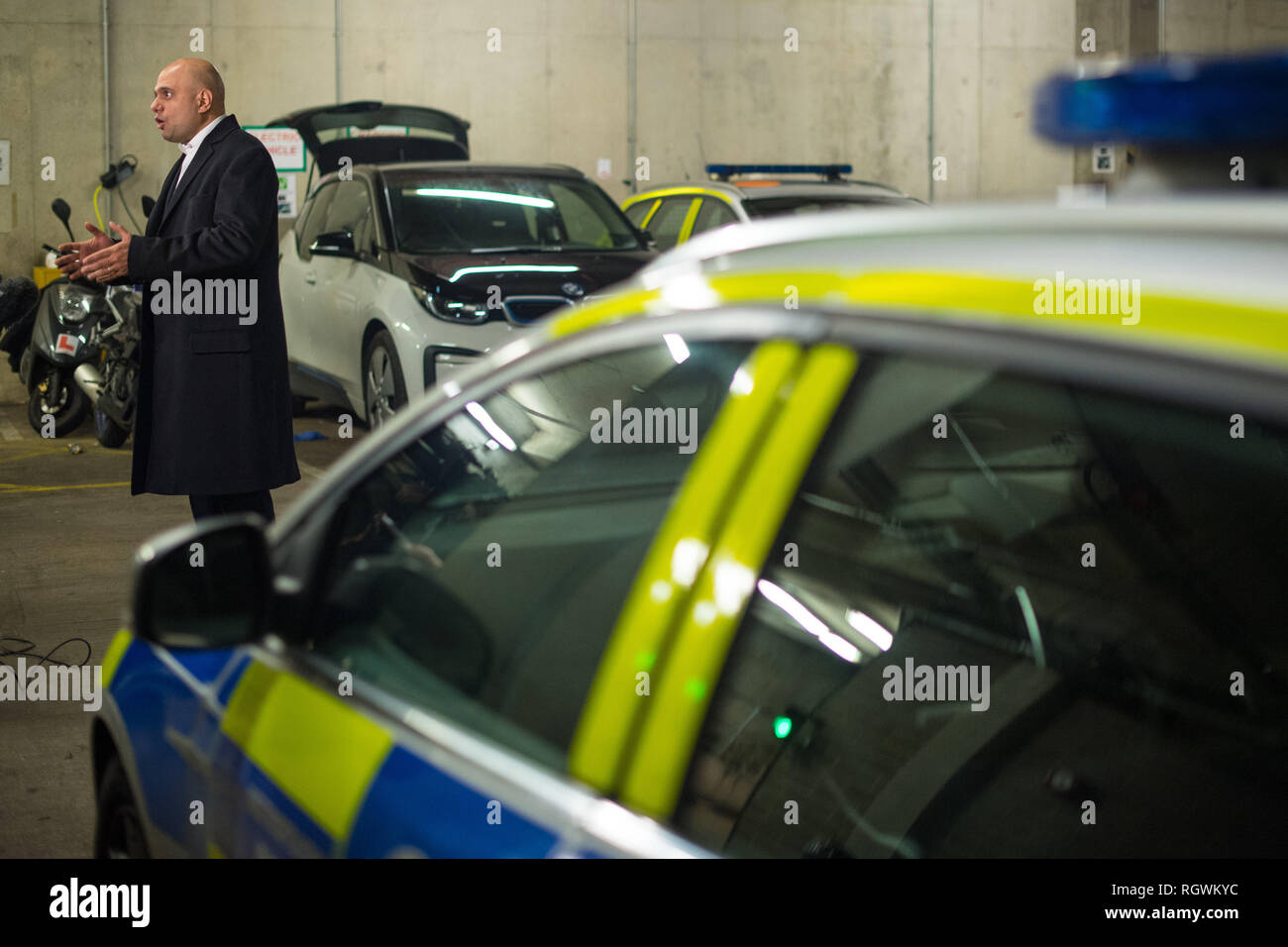 Home Secretary Sajid Javid bei einem Besuch in Brixton Polizeistation, South London, wo er Neue asbo-Bestellungen, die spiralförmig Messer Gewalt zu befassen vorgestellt. Stockfoto