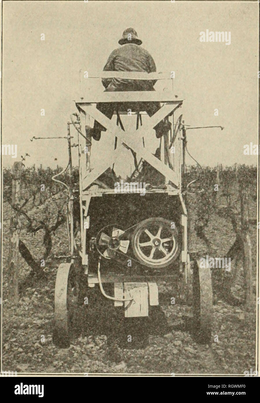 . Bulletin. 1901-13. Landwirtschaft Die Landwirtschaft. Arbeit in I'KNNSYLVANIA. 15 Experimente im Jahre 1907. Die Arbeit wurde im selben Weinberg im Jahr 1907 fortgesetzt. Die fol-genden Fungizide verwendet wurden: 5-5-50 Bordeaux Mischung; 4-4-50 bor deaux-Gemisch; Burgund Mischung Nr. 1, plus 1 Pfund Harz - fischöl Seife; Burgund Mischung Nr. 2, plus 1 Pfund Harz - fischöl Seife; Kupfer Borat Mischung Nr. 1; grundlegende Kupfer Natriumacetatlösung, 5 Unzen bis 50 Gallonen Wasser; und Kupfer, Chlorid Mischung mit 1 pfund Harz - fischöl Seife. Die ersten Anwendungen wurden mit einem Benzin-motor-fit, wie in der Abbildung gezeigt w Stockfoto