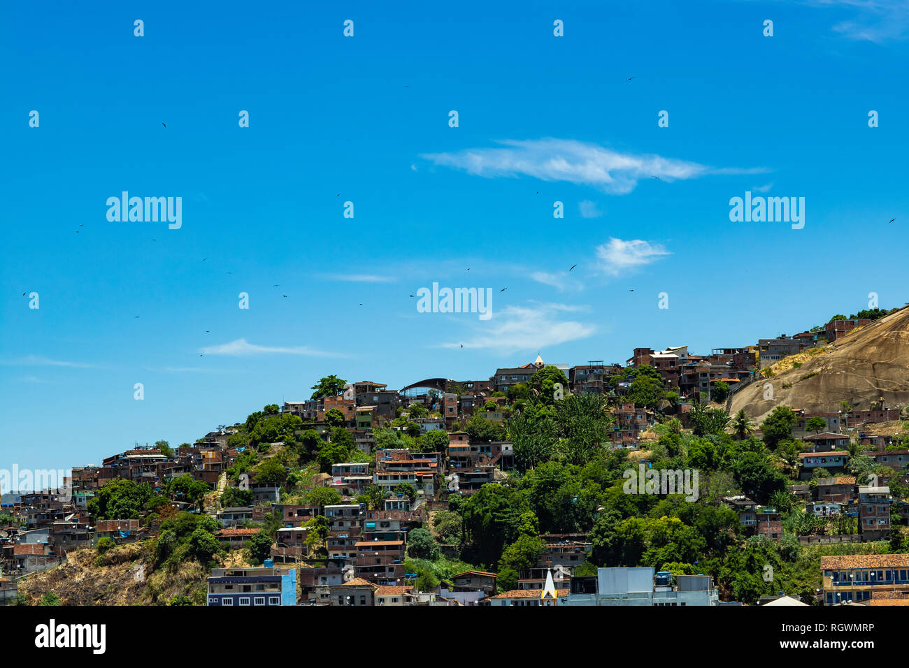 Slums der Welt. Favelas von Brasilien. Slum in der Stadt Niteroi, Penha Hill Slum. Stockfoto