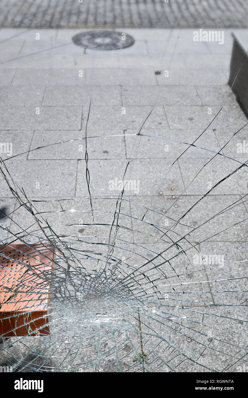 Vandalismus Konzept. Beschädigte Glas an der Wartehalle. Soziale Probleme Stockfoto