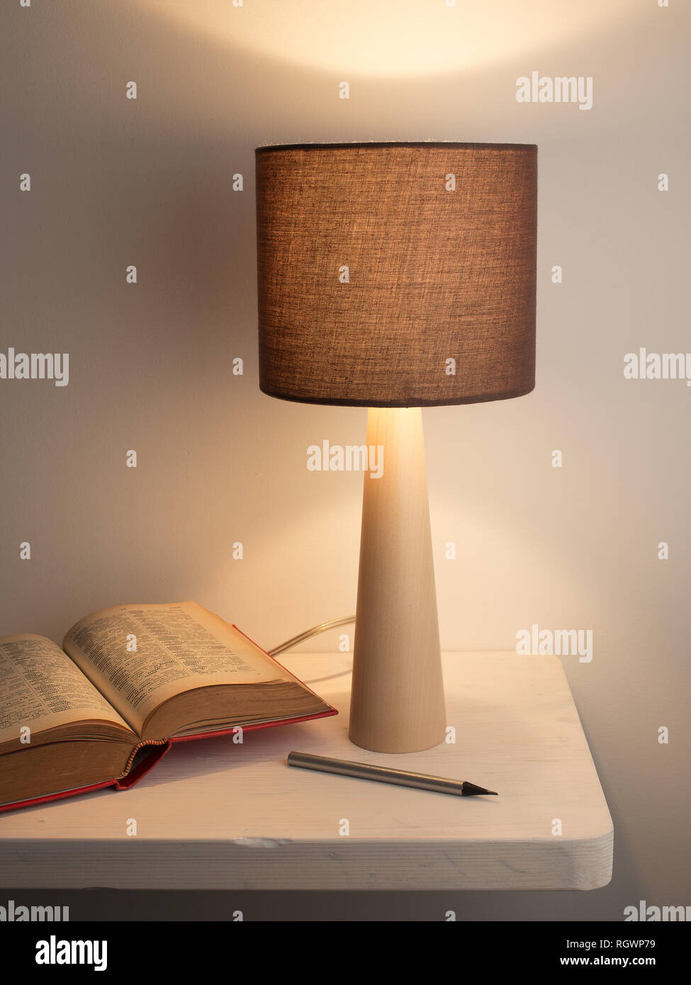 Sprachen lernen Konzept. Nacht Lampe und buchen Sie auf den weißen Schreibtisch oder Nachttisch. Weißer Hintergrund Stockfoto