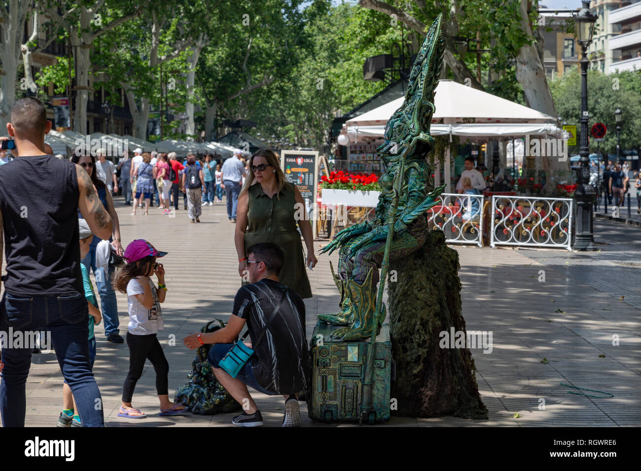 Touristen und Spanier drängen die beliebte Gegend von La Rambla, Barcelona, Spanien Stockfoto