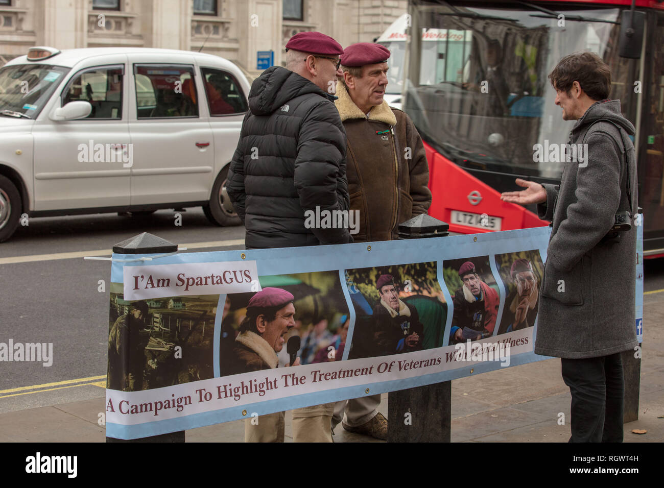 Veteran und ex-fallschirmjäger Gus Hales Bewusstsein schaffen für die Fehlende psychiatrische Versorgung von Veteranen im Vereinigten Königreich, in Whitehall, London, UK. Stockfoto