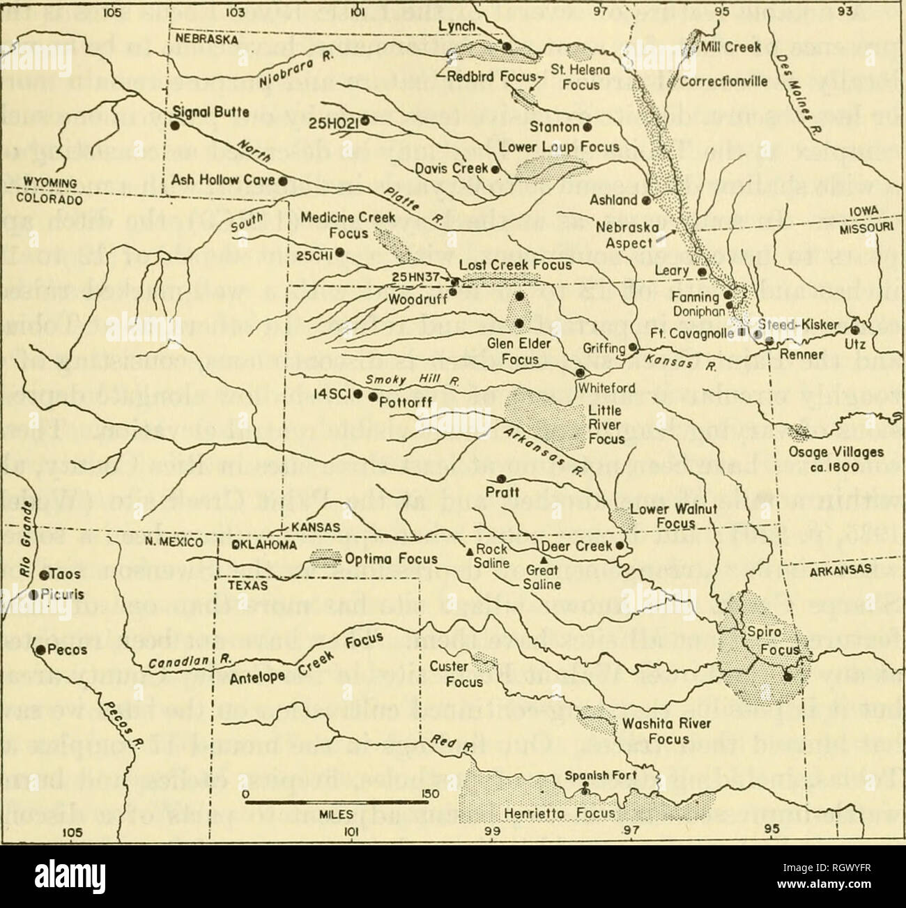 . Bulletin. Ethnologie. Wedkl] EINE EINFÜHRUNG IN KANSAS ARCHÄOLOGIE 573. Abbildung 105.- Karte mit der Position von bestimmten zentralen und südlichen Ebenen archäologische Stätten und Komplexe. Verbreitung verweigern Mounds in zufälliger Weise über Flächen von 3 oder 4 bis zu 40 oder mehr Hektar verstreut. Unter diesen muschelhaufen, und anscheinend unter vielen von Ihnen, es gibt in der Regel reichlich Cache oder Storage Gruben. Auf einigen Websites, diese sind durch die Hunderte vorhanden; und sie kann es zu beträchtlichen Größe. Charakteristisch, sie unterboten Seiten und eine Glocke Form, mit engem Hals und eine flache oder leicht konkav. Exampl Stockfoto