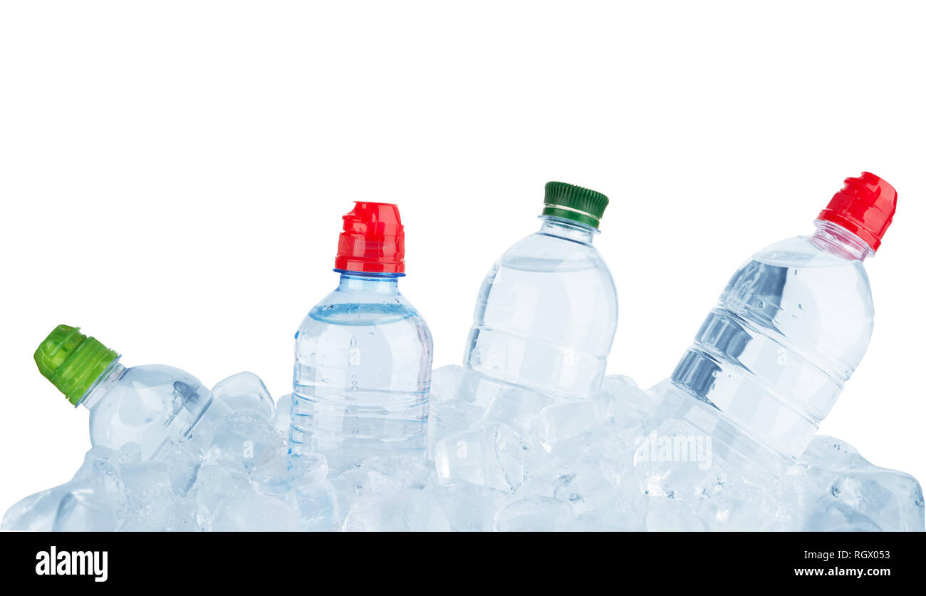 Wasserflaschen in Ice Cube auf weißem Hintergrund Stockfoto