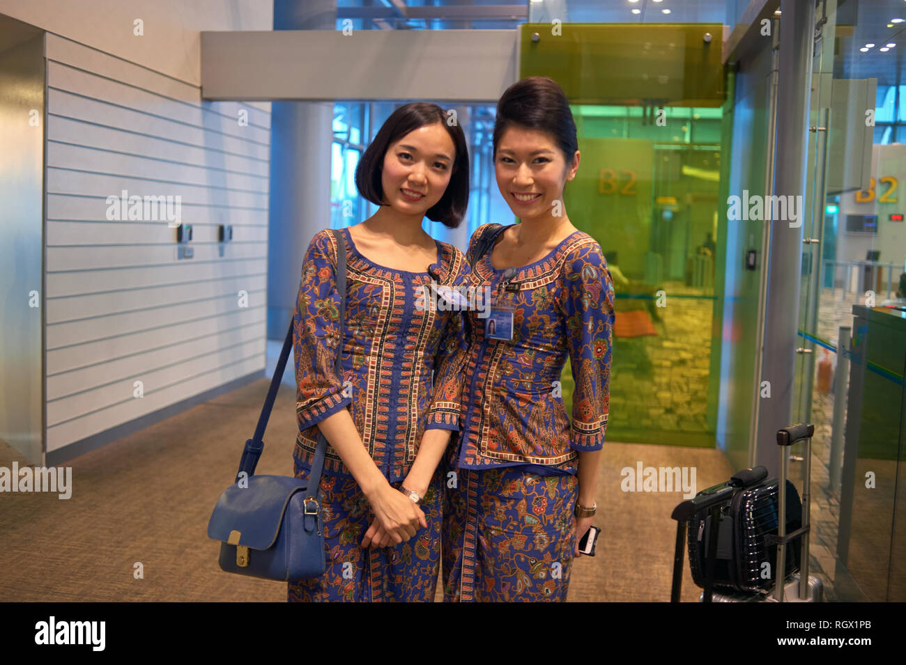Singapore airlines stewardess -Fotos und -Bildmaterial in hoher ...