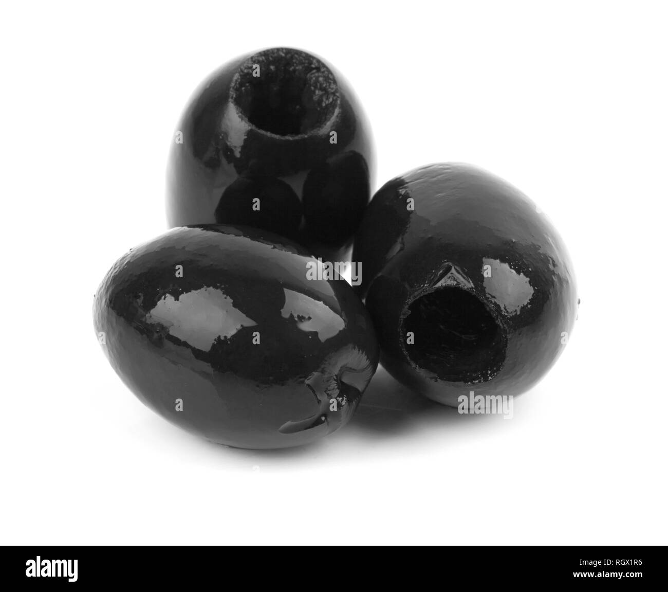 Schwarze Oliven auf weißem Hintergrund Stockfoto