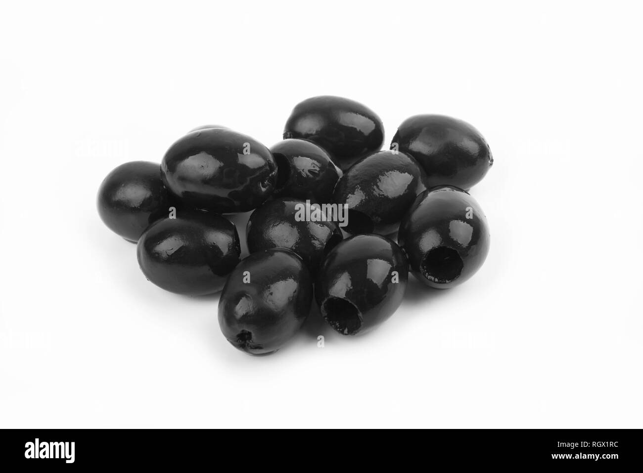 Schwarze Oliven auf weißem Hintergrund Stockfoto